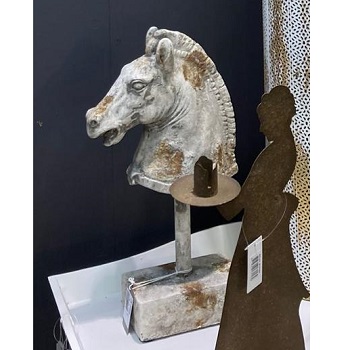 Figure decorative